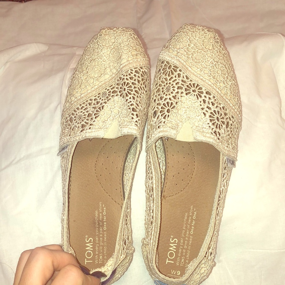 Women’s doily ivory crochet style TOMS size W9